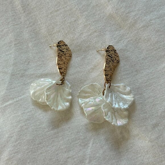🍋☘️🚨4/$10🚨NWOT Pearl Petal Statement Earrings - Picture 2 of 4
